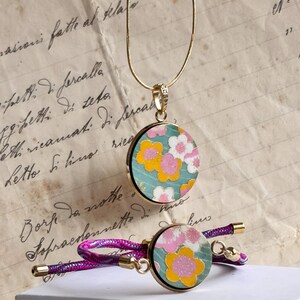 Collana + bracciale in carta giapponese floreale. Collana lunga cm 45 placcata oro. Bracciale con cordino regolabile. Colori pastello