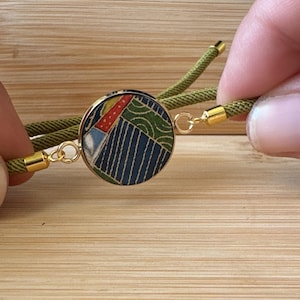 Bracciale in carta chiyogami giapponese con cordino regolabile. Placcato oro 18 k. Braccialetto del buonumore. Colore verde oliva