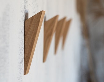 Ganci da parete in legno di quercia HUGO: appendiabiti e portasciugamani moderni