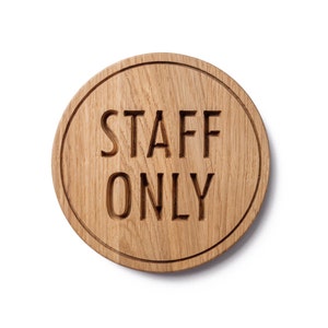 Panneau en bois Staff Only forme ronde avec symbole en acrylique. -   France