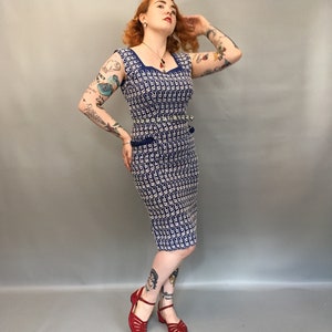 Tolles 50er Jahre handgemachtes blaues Baumwollkleid mit Taschen und einer schönen weißen Bestickung Größe 12