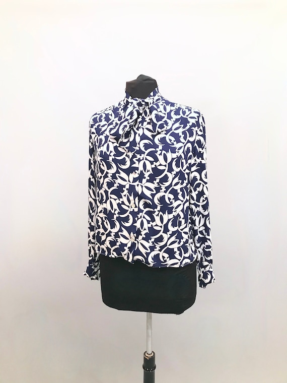 Beautiful 1970s Crepe navy and white blouse with a