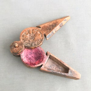 Antica scatola di spezie in legno intagliato indiano con coperchio articolato