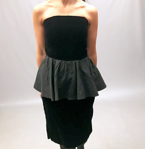 Cute 1980s Black velvet party dress with peplum b… - image 10