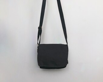 Black Cotton Canvas Crossbody Bag Ideal für Festivals / Gigs / Carry on / Kameratasche