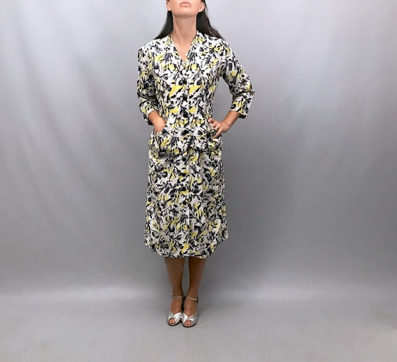 1940s / early 50s button up front  Floral tea dre… - image 1