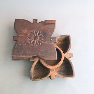 Antike indische Hand geschnitzt Holz Gewürz Box mit Schwenkdeckel
