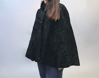 Cappotto nero in lana d'agnello Astrakhan anni '40/'30 con ampie maniche a campana