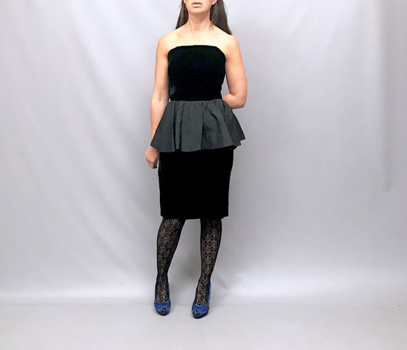 Cute 1980s Black velvet party dress with peplum b… - image 6