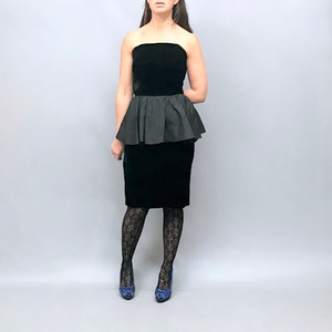 ペプラムバッスル付きのかわいい 1980 年代の黒のベルベットのパーティードレス