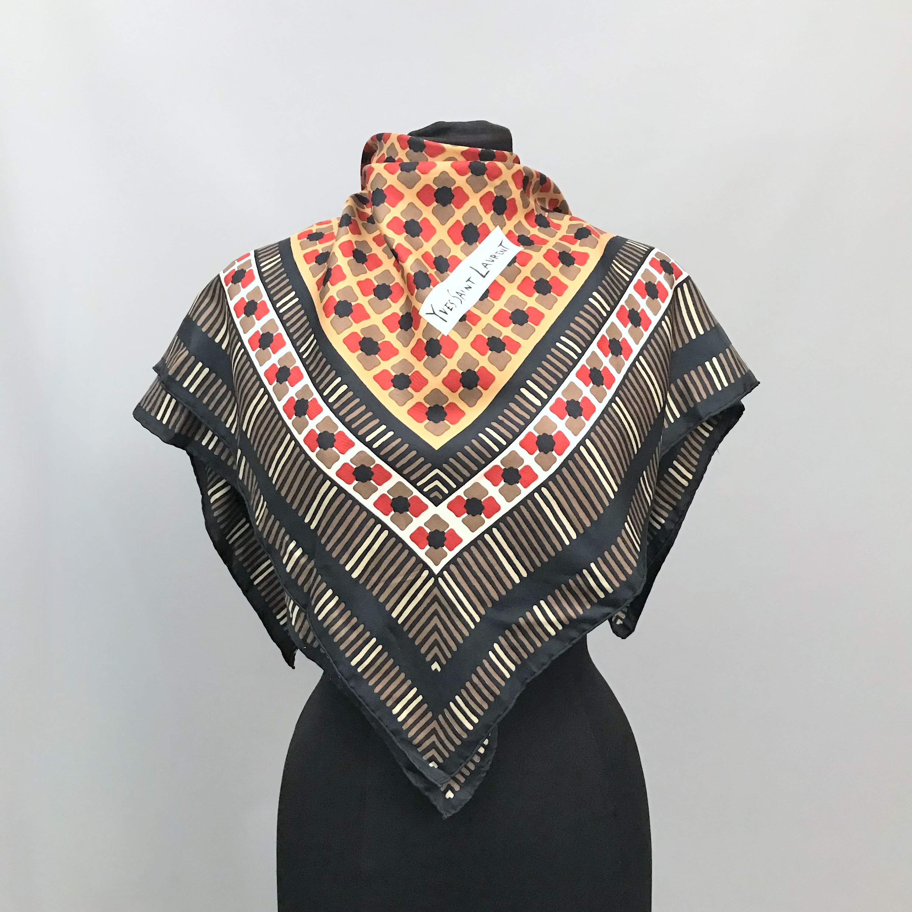 Sciarpa quadrata Yves Saint Laurent in seta vintage nei colori