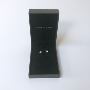 Boucles d’oreilles hexagonales argentées et diamantées fabriquées par Fiorelli