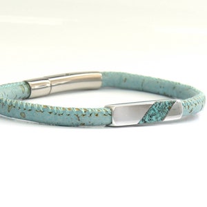 Peut inclure: Un bracelet en cuir bleu clair avec un fermoir argent&eacute; et une incrustation turquoise. Le bracelet est en li&egrave;ge et a un bord cousu.