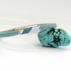 Peut inclure: Un bracelet en cuir turquoise avec un fermoir argent&eacute; et une pierre turquoise. Le bracelet est en cuir v&eacute;ritable et pr&eacute;sente un design unique.