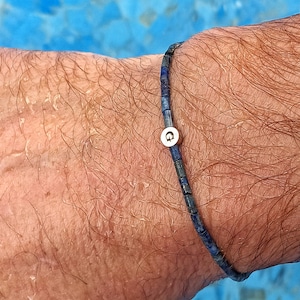 Op maat gemaakte minimalistische herenarmband, lapis lazuli en gepersonaliseerde hanger.