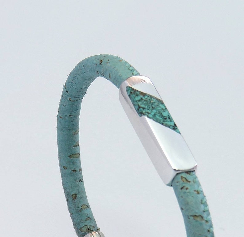 Peut inclure: Un bracelet en cuir turquoise avec un fermoir argent&eacute; incrust&eacute; de pierres turquoise.