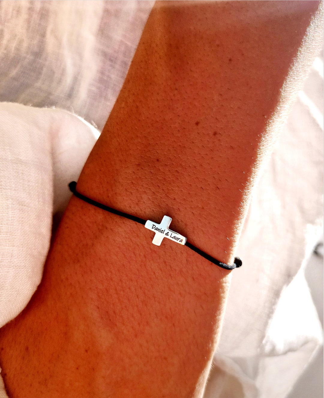 DISCOVERED: the "invisible Faith" Cross Bracelet That Modern Men Actually Want to Wear