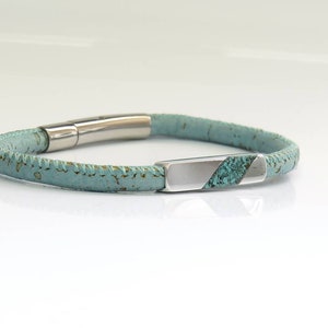Peut inclure: Un bracelet en li&egrave;ge bleu clair avec un fermoir argent&eacute; et une barre argent&eacute;e avec une incrustation turquoise.
