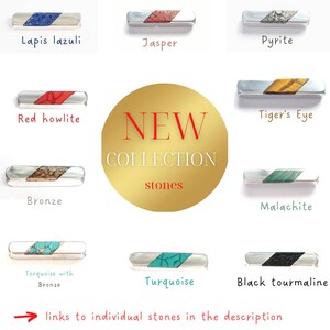 Peut inclure: Une collection de 10 pendentifs en forme de barre en diff&eacute;rentes pierres pr&eacute;cieuses, chacun avec un sertissage en argent. Les pierres comprennent le lapis-lazuli, le jaspe, la pyrite, l'howlite rouge, l'&oelig;il de tigre, le bronze, la malachite, la turquoise et la tourmaline noire. Le texte "NEW COLLECTION stones" est affich&eacute; dans un cercle dor&eacute;.