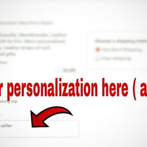 Peut inclure: Une capture d'&eacute;cran d'une page de produit Etsy avec une zone de texte intitul&eacute;e "Ajouter une note facultative au vendeur". La zone de texte est utilis&eacute;e pour ajouter du texte pour la personnalisation au moment du paiement. Le texte "Ajouter du texte pour la personnalisation ici (au moment du paiement)" est affich&eacute; au-dessus de la zone de texte.
