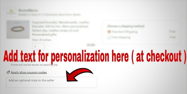 Peut inclure: Une capture d'&eacute;cran d'une page de produit Etsy avec une zone de texte intitul&eacute;e "Ajouter une note facultative au vendeur". La zone de texte est utilis&eacute;e pour ajouter du texte pour la personnalisation au moment du paiement. Le texte "Ajouter du texte pour la personnalisation ici (au moment du paiement)" est affich&eacute; au-dessus de la zone de texte.