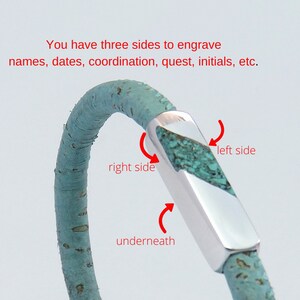 Peut inclure: Un bracelet en li&egrave;ge turquoise et argent avec trois c&ocirc;t&eacute;s &agrave; graver. Le bracelet est en li&egrave;ge et poss&egrave;de une barre en argent avec une incrustation turquoise. Le texte sur l'image indique "Vous avez trois c&ocirc;t&eacute;s &agrave; graver noms, dates, coordonn&eacute;es, qu&ecirc;te, initiales, etc. c&ocirc;t&eacute; gauche c&ocirc;t&eacute; droit dessous".