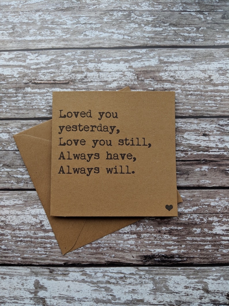 Puede incluir: Una tarjeta marr&oacute;n con una cita de amor impresa en ella. La cita dice: "Te am&eacute; ayer, Te amo todav&iacute;a, Siempre lo he hecho, Siempre lo har&eacute;."