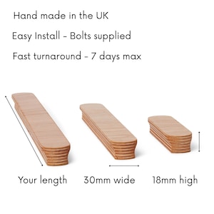 Könnte beinhalten: Drei Holzmöbelgriffe, 30 mm breit und 18 mm hoch, werden gezeigt. Der Text "Hand made in the UK" und "Easy Install - Bolts supplied" ist sichtbar. Der Text "Your length" ist ebenfalls sichtbar.