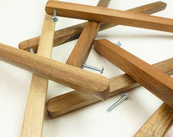 Poignées de placard modernes du milieu du siècle pour la rénovation de votre maison. Décoration minimaliste pour armoires et tiroirs, meubles de cuisine en noyer.