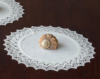 Rundes Leinen Deckchen mit Spitzenborte: Modernes Bauernhaus Tischset