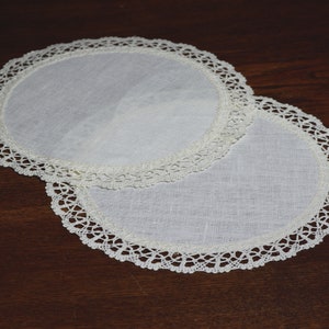 Set of reusable doilies Round off white linen doilies with lace edge Small table placemats Natural tray cloth Vintage style table decor image 4