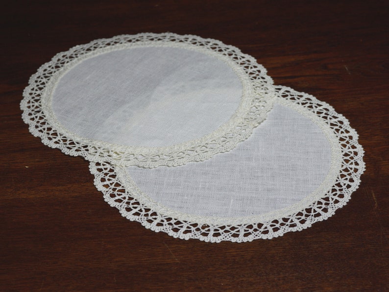 Set of reusable doilies Round off white linen doilies with lace edge Small table placemats Natural tray cloth Vintage style table decor image 4