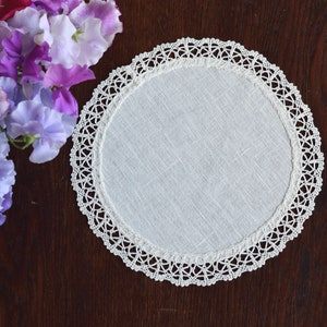 Set of reusable doilies Round off white linen doilies with lace edge Small table placemats Natural tray cloth Vintage style table decor image 2