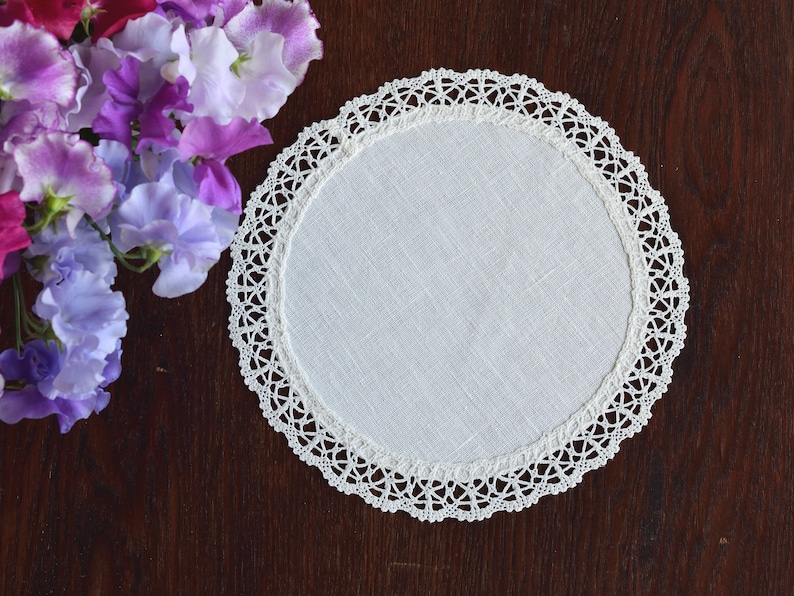 Set of reusable doilies Round off white linen doilies with lace edge Small table placemats Natural tray cloth Vintage style table decor image 2