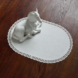 Handgefertigter Tischläufer aus Leinen und Spitze - Vintage Ovales Deckchen für den Urlaub und die Kommode