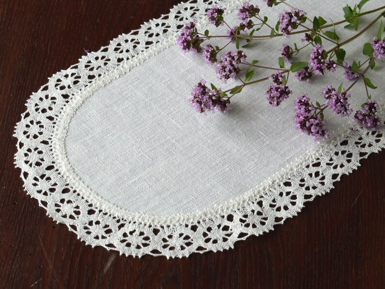 PURPLE PAPER LACE DOILIES FOR PARTIES /& CRAFTS 6/" 13.5/" DOILY 8.5/"
