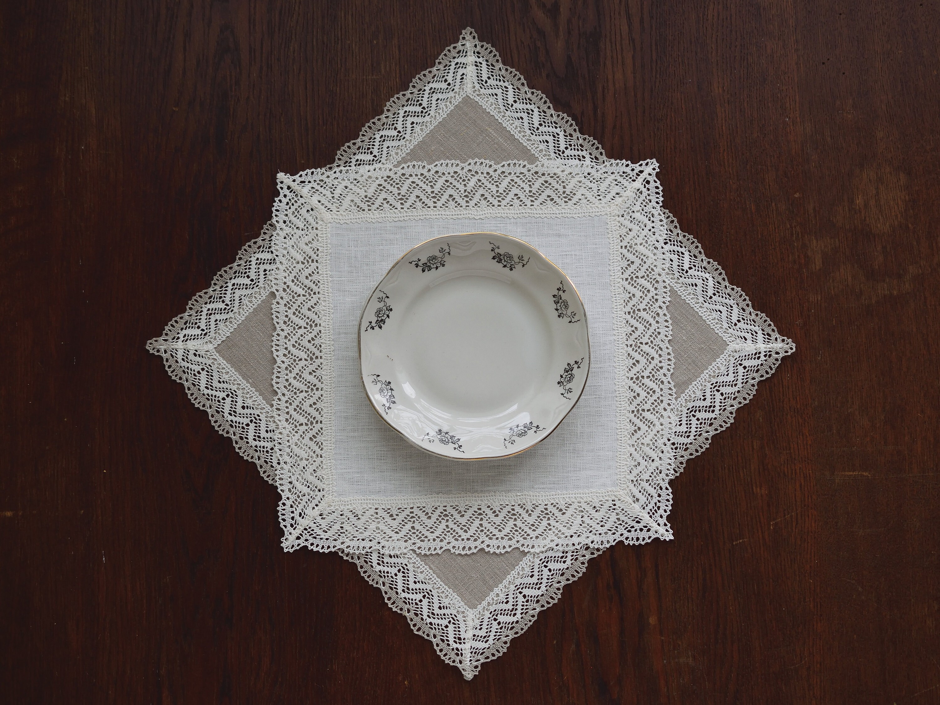 ESPOSITORE A SCALA A 3 PIANI CON DIVISORI E ALZATA. LARGHEZZA 20cm