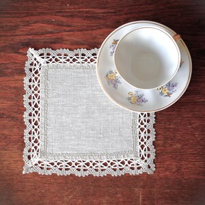Centrini in lino e pizzo color neutro terroso: sottobicchieri quadrati I stile rustico e vintage, beige avena da 7,5 o 8,5 pollici