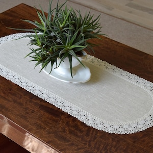 Beige en gebroken wit linnen kleedje dressoir sjaal met kanten rand rechthoek tafelloper afgerond elegant kleedje tafelkleed Woondecoratie en geschenken