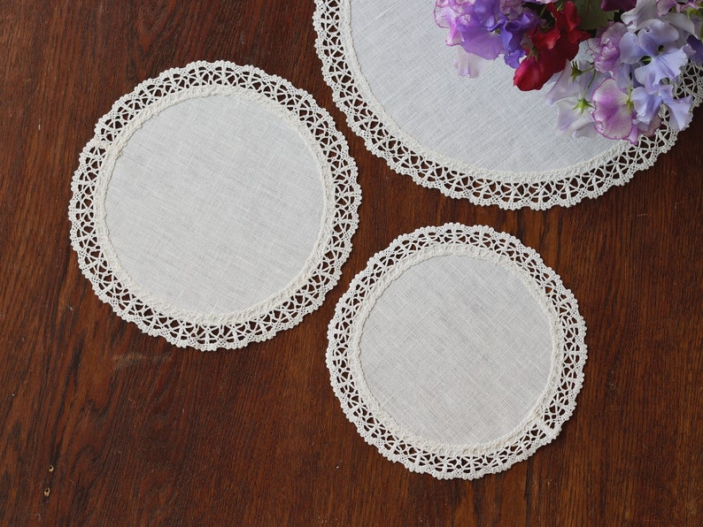 Set of reusable doilies Round off white linen doilies with lace edge Small table placemats Natural tray cloth Vintage style table decor image 1