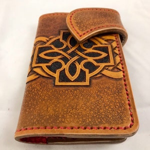 Hecho a mano, cuero personalizado, cartera minimalista con cruz celta y nudo celta