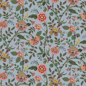 Pode incluir: Padrão floral com flores e folhagens estilizadas em tons de rosa, amarelo e verde sobre um fundo azul claro. O design inclui galhos detalhados e vários elementos florais, criando uma estética vintage.