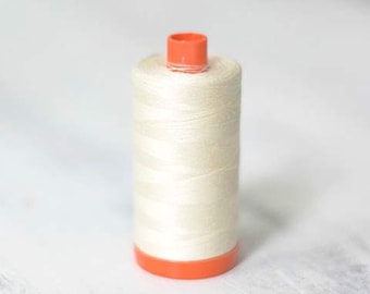 Aurifil lichtbeige draad 100% katoen 50 gewicht handquilten of naaimachinedraad, gemaakt in Italië, 1422 yards lichtbeige draad