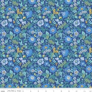 Pode incluir: Um tecido floral azul com um padrão repetitivo de flores azuis, verdes e amarelas. O tecido tem um toque vintage e seria perfeito para acolchoar, artesanato ou decoração de casa.