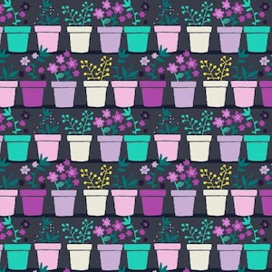 Op de afbeelding: Een naadloos patroon met rijen potplanten met verschillende gekleurde bloemen en bladeren. De potten zijn in tinten roze, paars, crème en teal, en de achtergrond is donkergrijs.