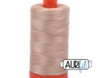 Aurifil beige garen 100% katoen 50 gewicht handquilten of naaimachinegaren, gemaakt in Italië, 1422 yards lichtbeige draad