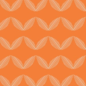 Puede incluir: Tela naranja con un patrón repetitivo de formas blancas en forma de hoja. Cada forma está rellena con finas líneas blancas paralelas, creando un efecto texturizado. El diseño está dispuesto en una formación ondulada, en forma de chevrón, a través de la tela.