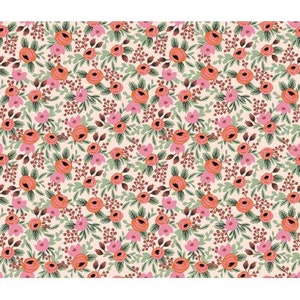 Może przedstawiać: Wzór bez szwów z powtarzającym się motywem różowych i pomarańczowych kwiatów z zielonymi liśćmi na kremowym tle.