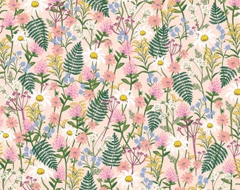 Wildwood Collection's, Wildblumen in Pink von Rifle Paper Co. ist ein zartes weißes Gänseblümchenfeld auf zartrosa Hintergrund aus 100% Baumwollstoff