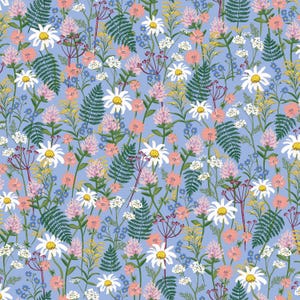 Tissu gazon en coton Wildflowers Pervenche Collection Wildwood de Rifle Paper Co. est un champ de marguerites blanches délicat sur le dos de Pervenche doux